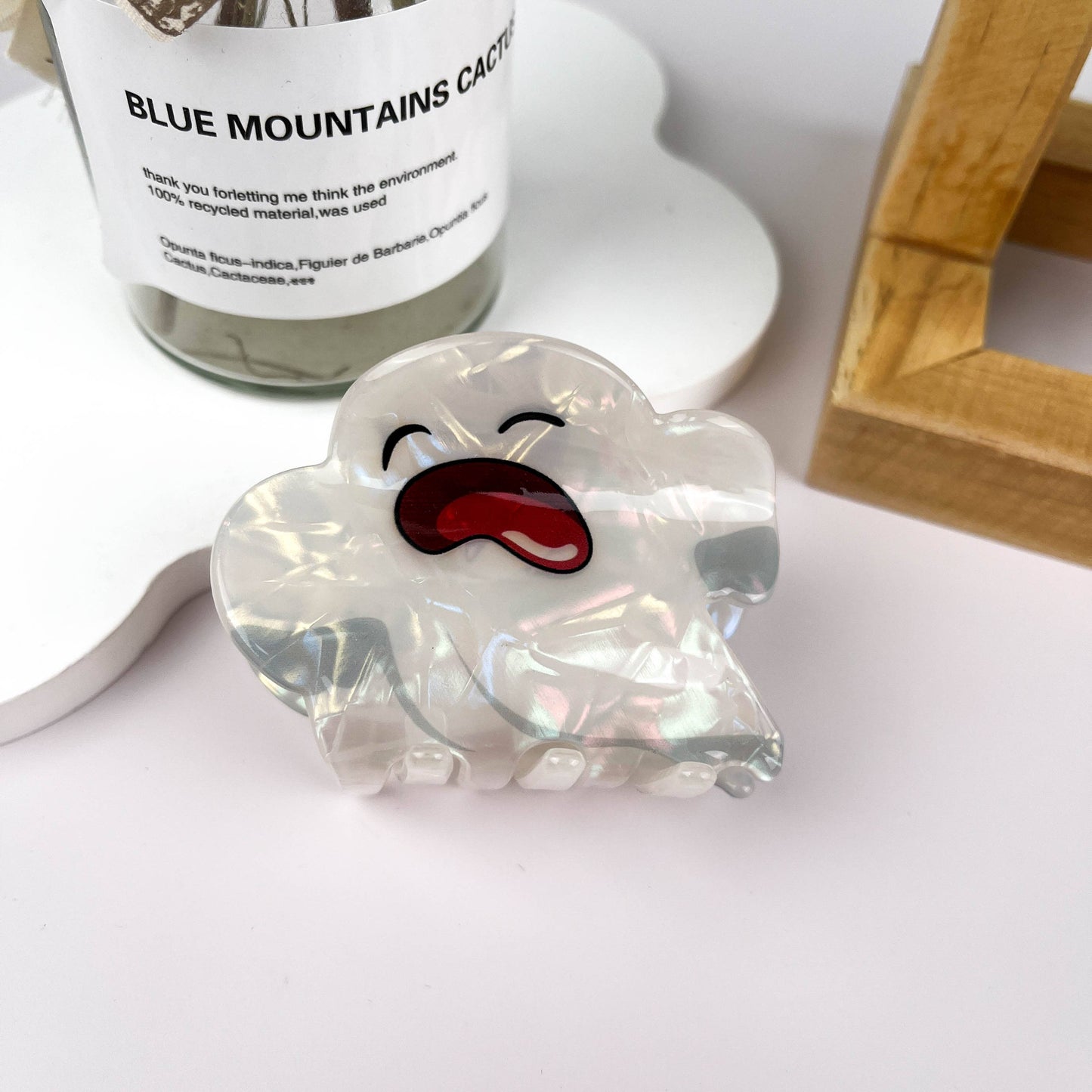 
                  
                    Pearly Ghosts Hair Claws
                  
                