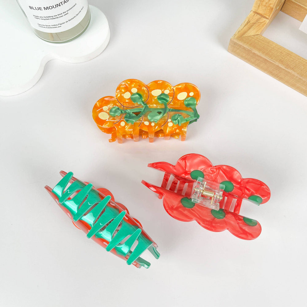 
                  
                    Vine Tomatoes Hair Claw
                  
                