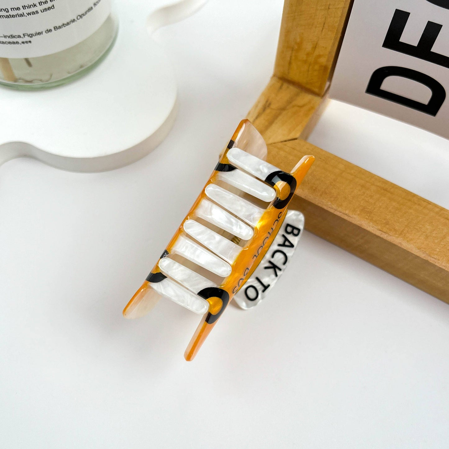 
                  
                    Cartoon School Bus Acrylic Hair Claw
                  
                
