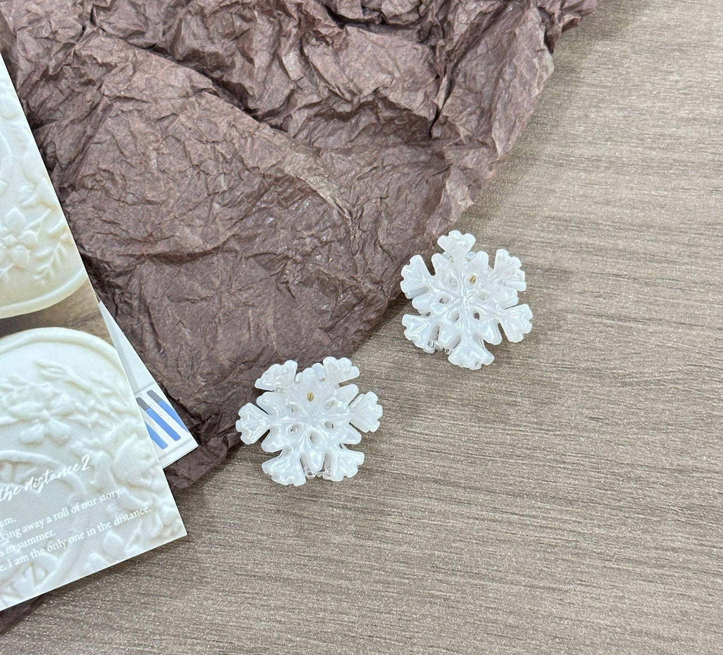 
                  
                    Pearly Snowflake Hair Claw
                  
                