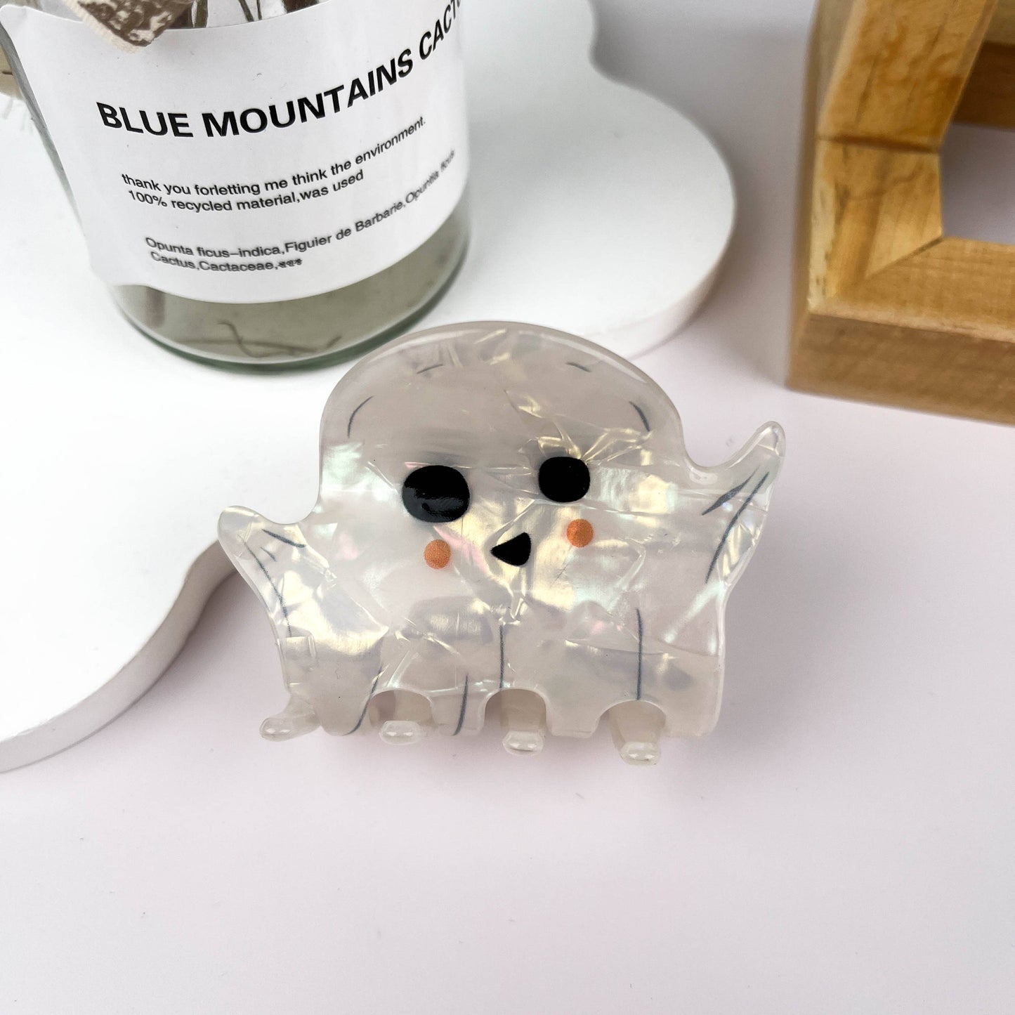 
                  
                    Pearly Ghosts Hair Claws
                  
                