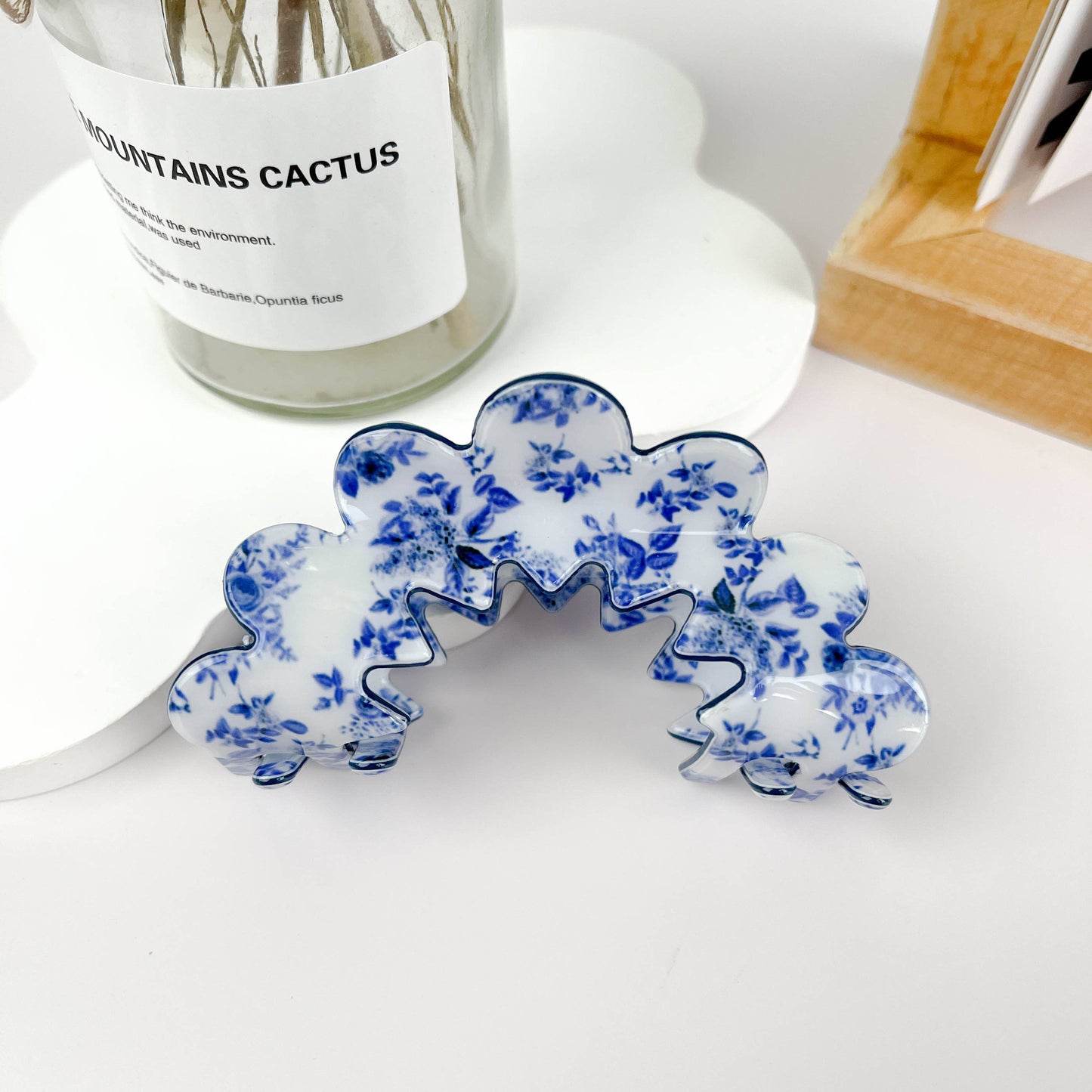 
                  
                    Scalloped Toile Hair Claw No. 2
                  
                