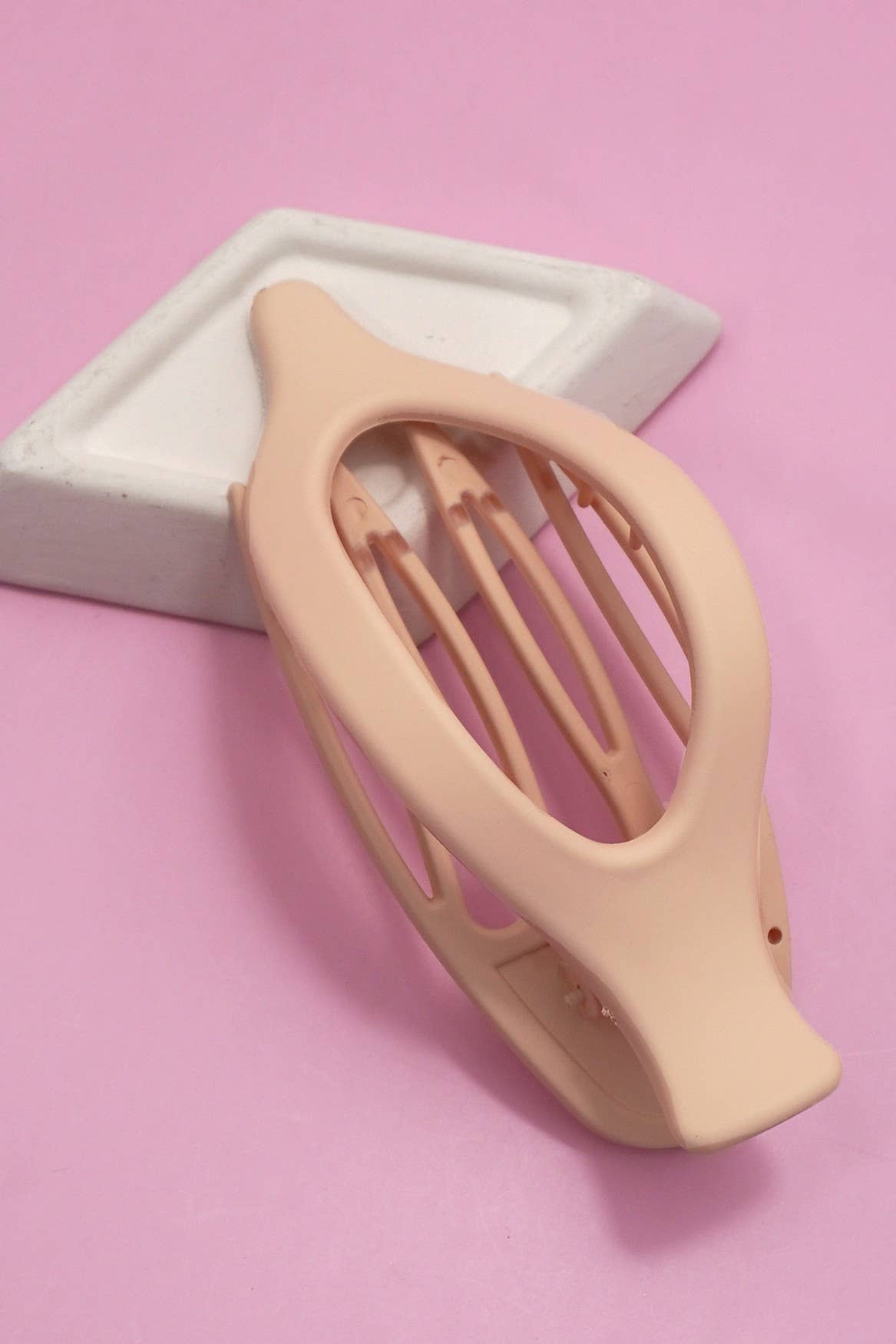 
                  
                    Leaf-Shaped Lay Flat Hair Claw
                  
                
