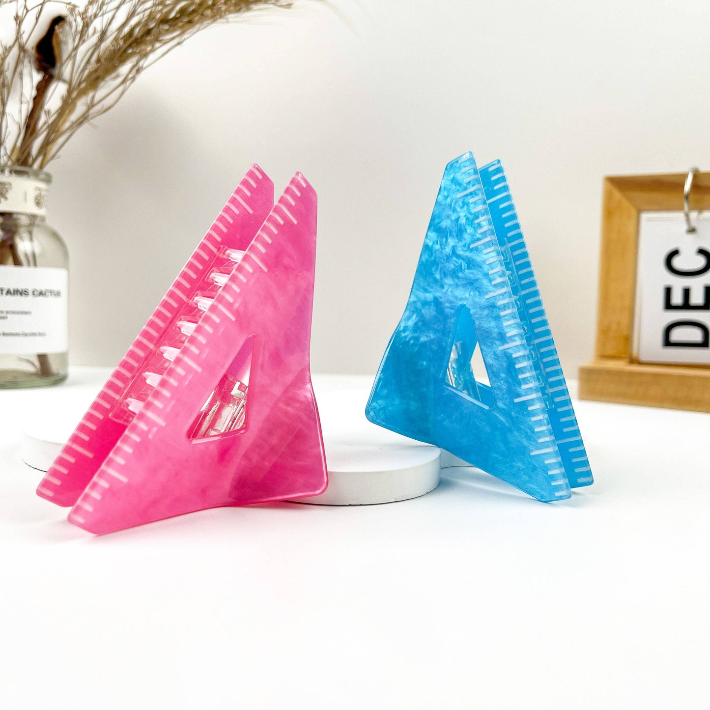
                  
                    Triangle Ruler Hair Claw
                  
                
