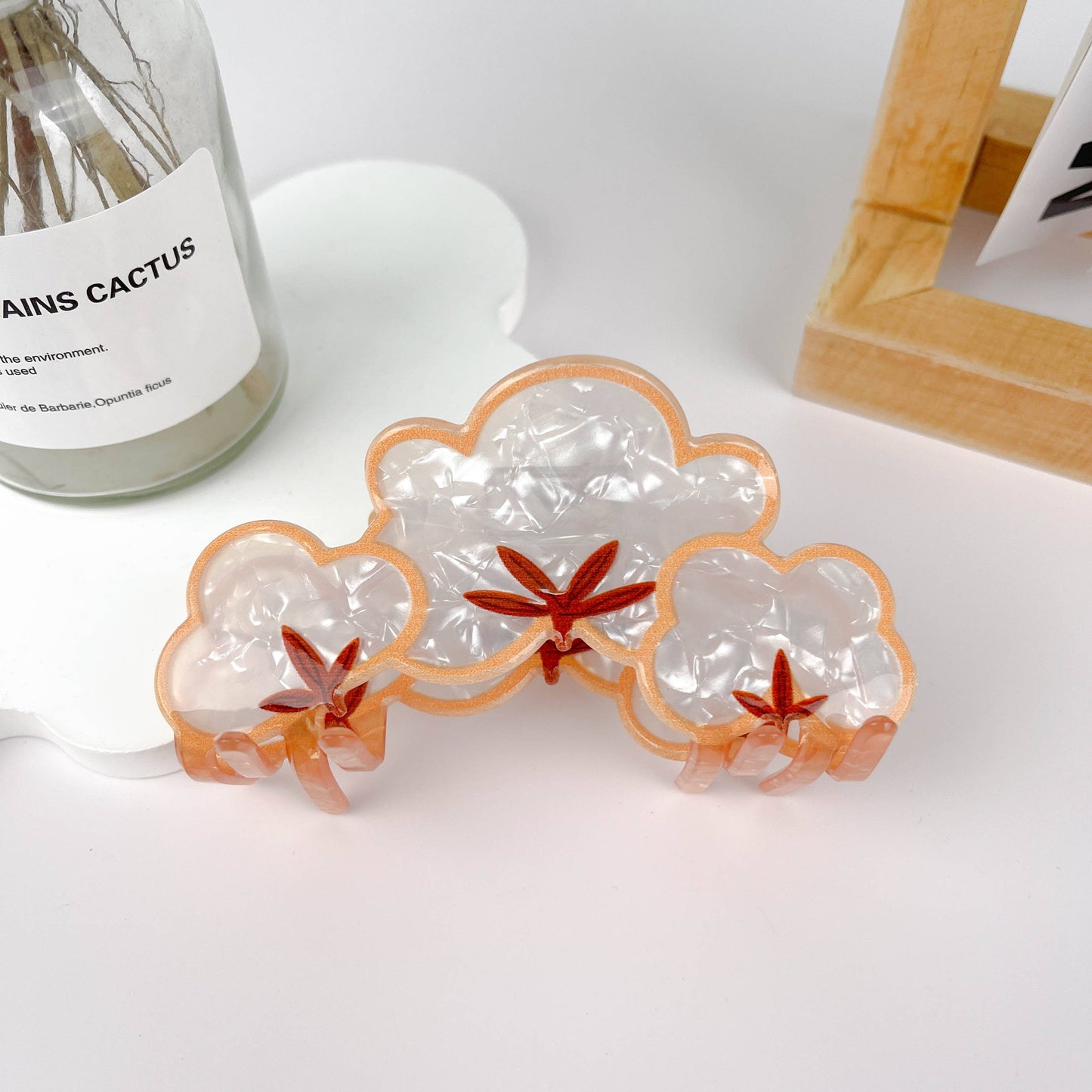 
                  
                    Pearly Squirrel Hair Claw
                  
                