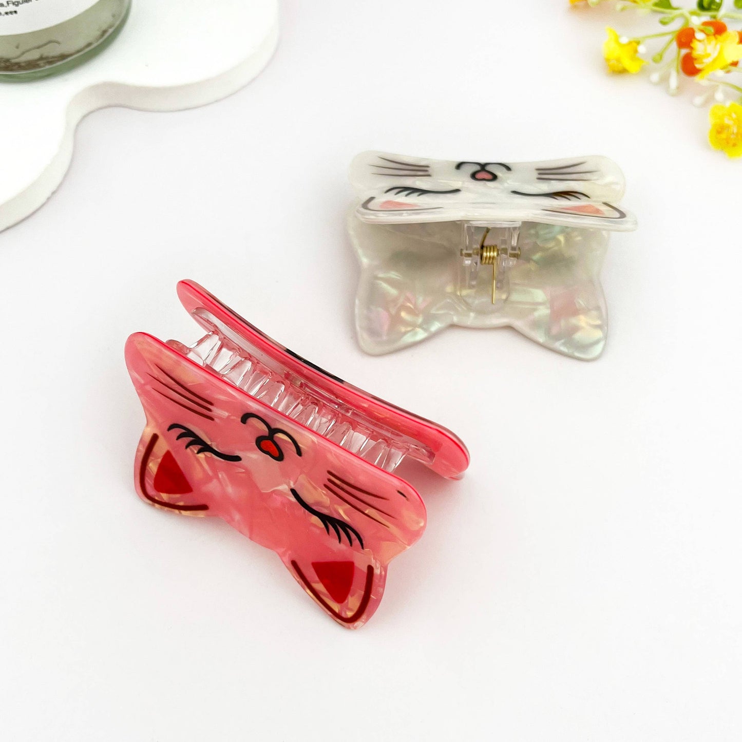 
                  
                    Happy Cat Face Pearly Hair Claw
                  
                