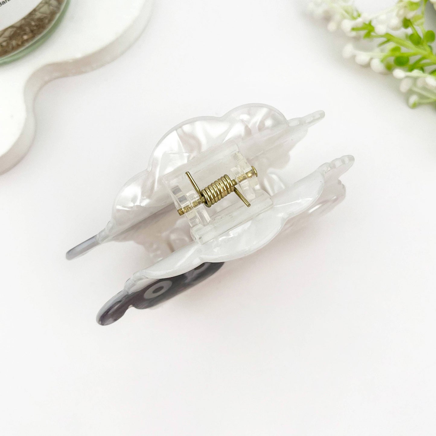 
                  
                    Pearly Sheep Hair Claw
                  
                