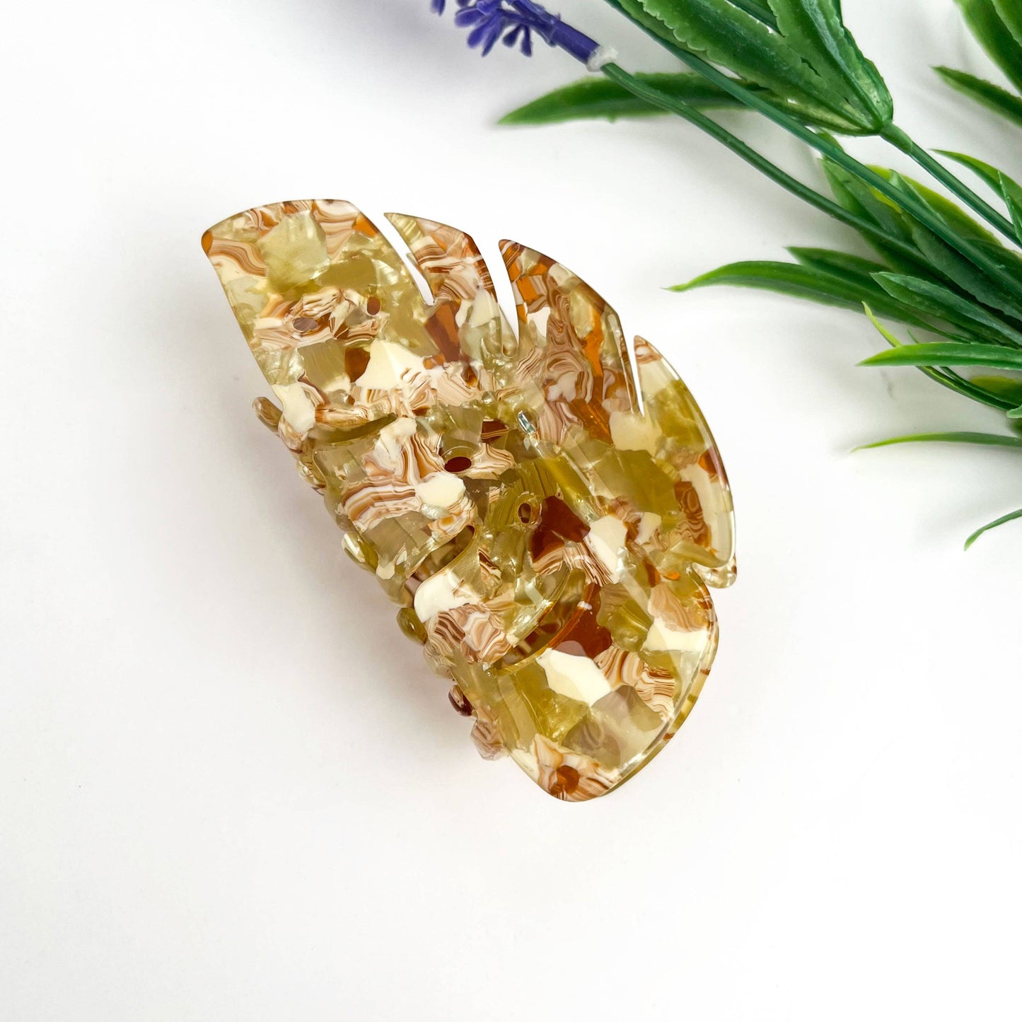 
                  
                    Monstera Leaf Hair Claw
                  
                