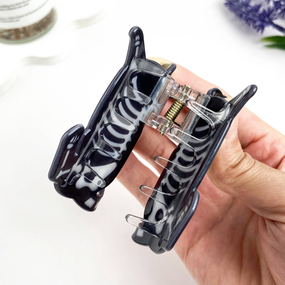 
                  
                    Skeleton Cat Hair Claw
                  
                