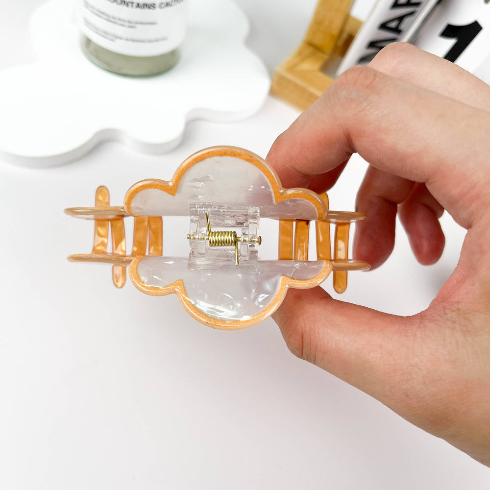 
                  
                    Pearly Squirrel Hair Claw
                  
                