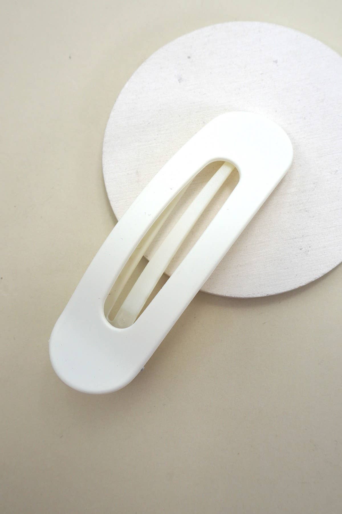 
                  
                    Long Oval Lay Flat Hair Claw: Neutrals
                  
                
