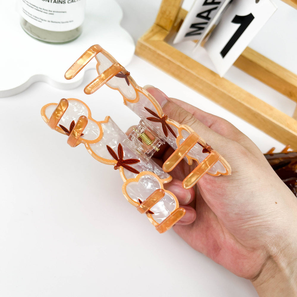 
                  
                    Pearly Squirrel Hair Claw
                  
                