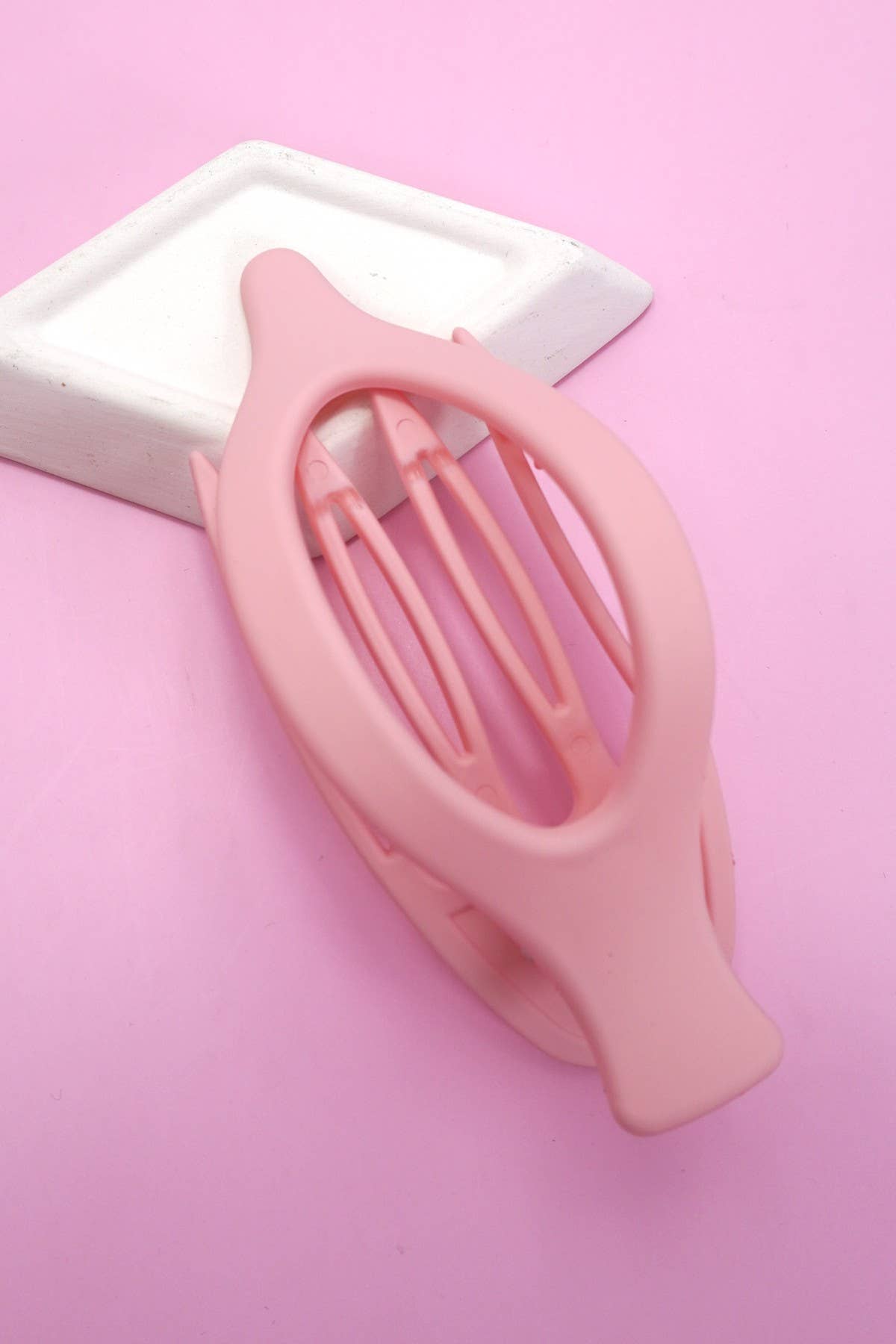 
                  
                    Leaf-Shaped Lay Flat Hair Claw
                  
                