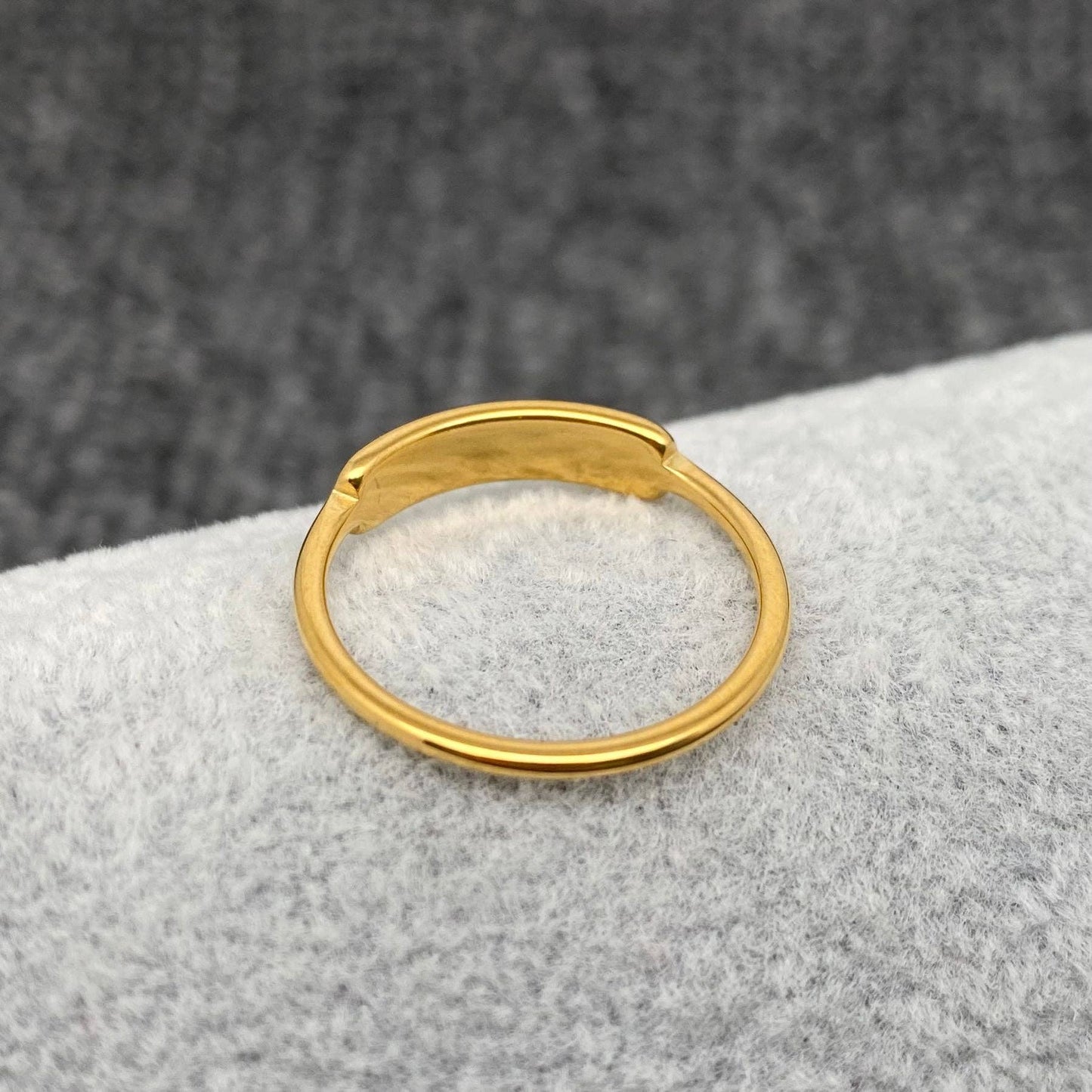
                  
                    Curved Shell Bar Fine Ring
                  
                
