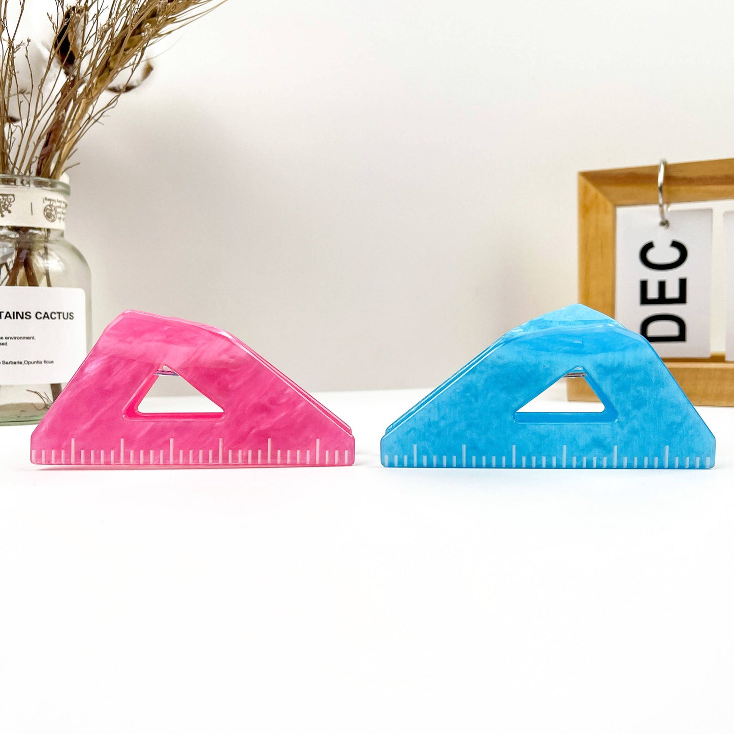 
                  
                    Triangle Ruler Hair Claw
                  
                
