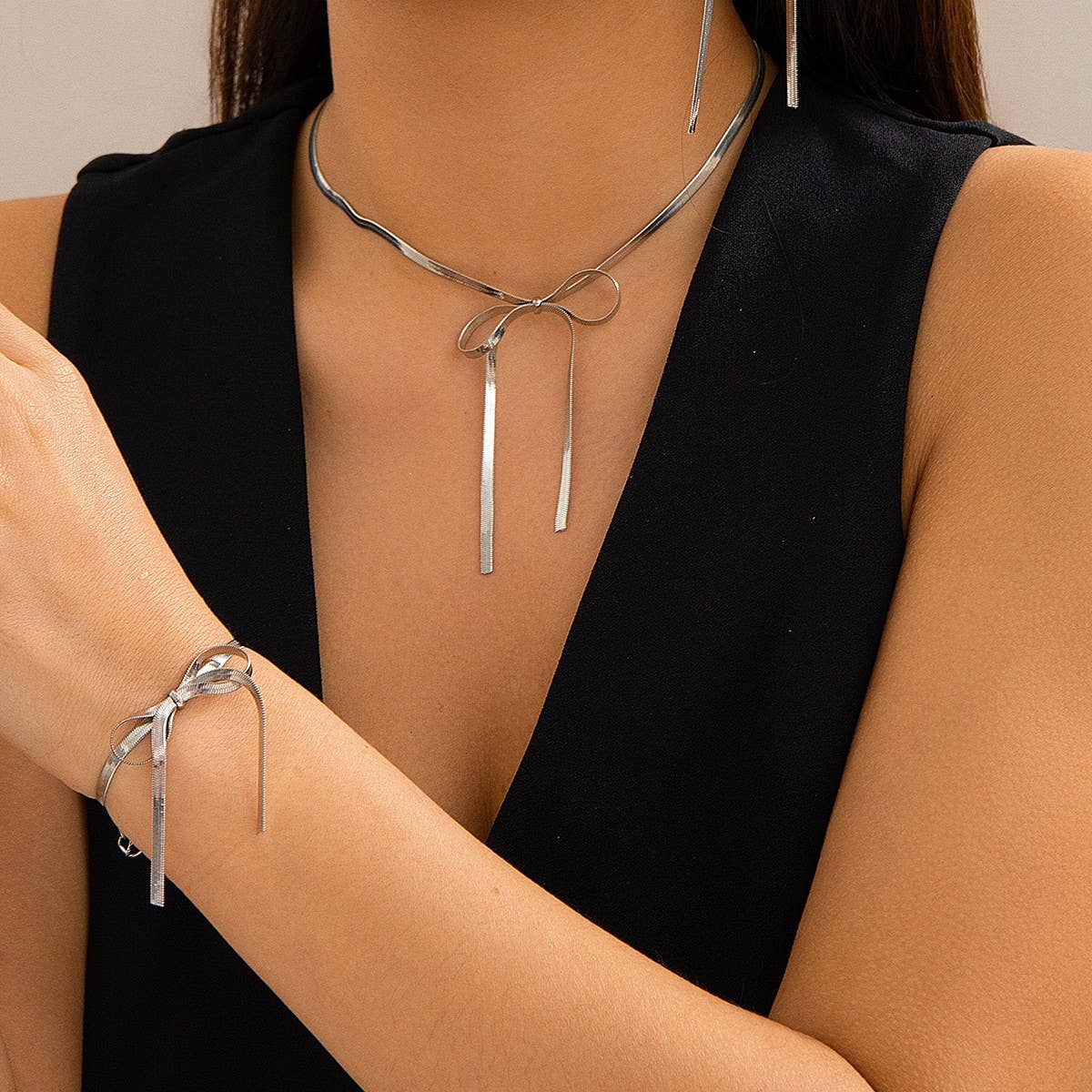 
                  
                    Silver Snake Chain Bow Necklace
                  
                