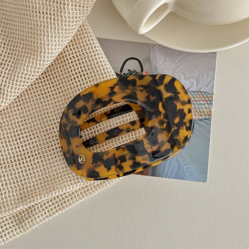 
                  
                    Marbled Oval Flat Hair Claw
                  
                