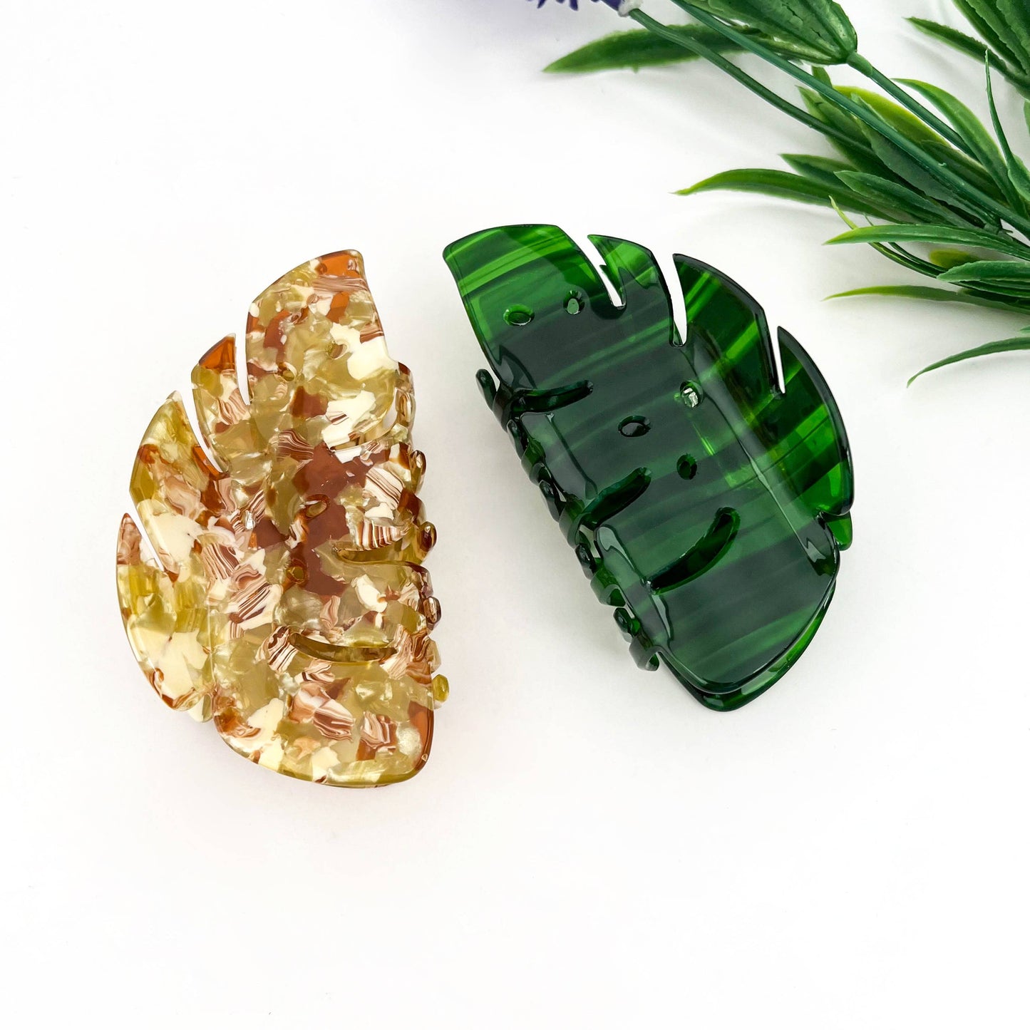 
                  
                    Monstera Leaf Hair Claw
                  
                