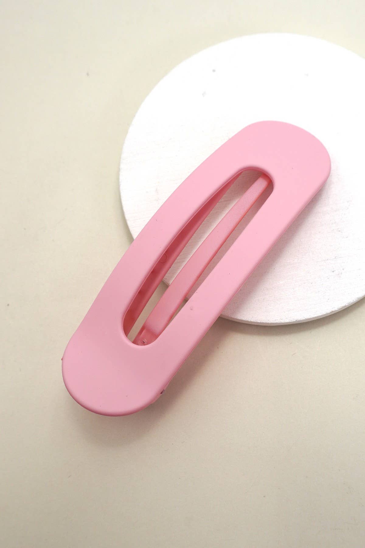 
                  
                    Long Oval Lay Flat Hair Claw: Neutrals
                  
                