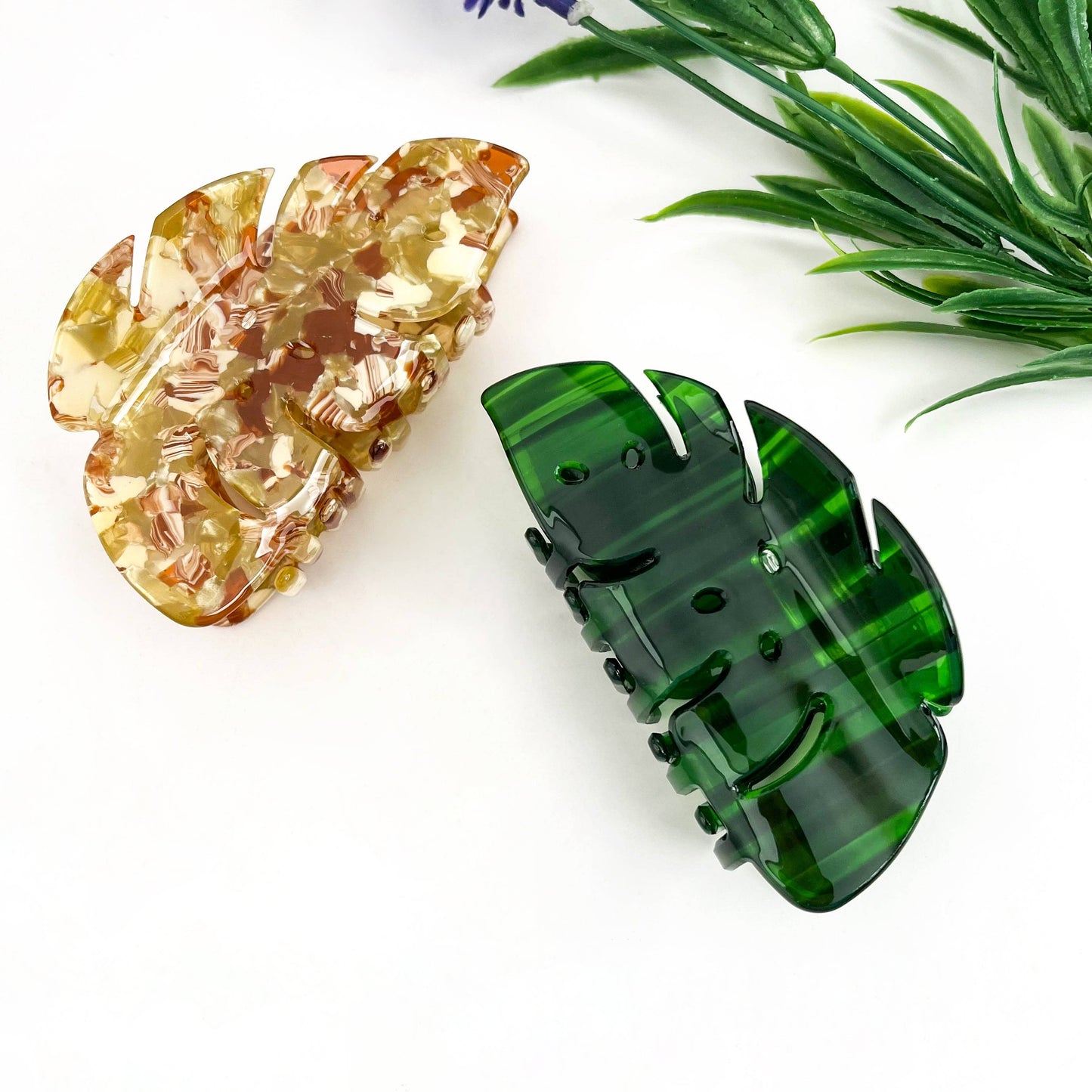 
                  
                    Monstera Leaf Hair Claw
                  
                