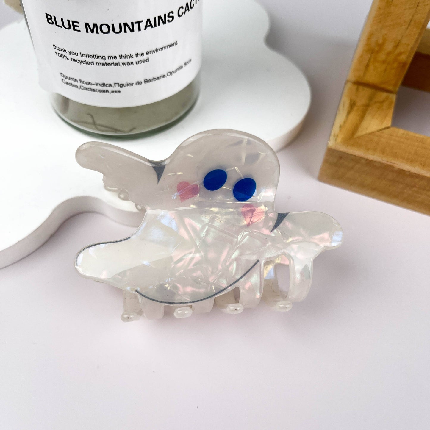 
                  
                    Pearly Ghosts Hair Claws
                  
                