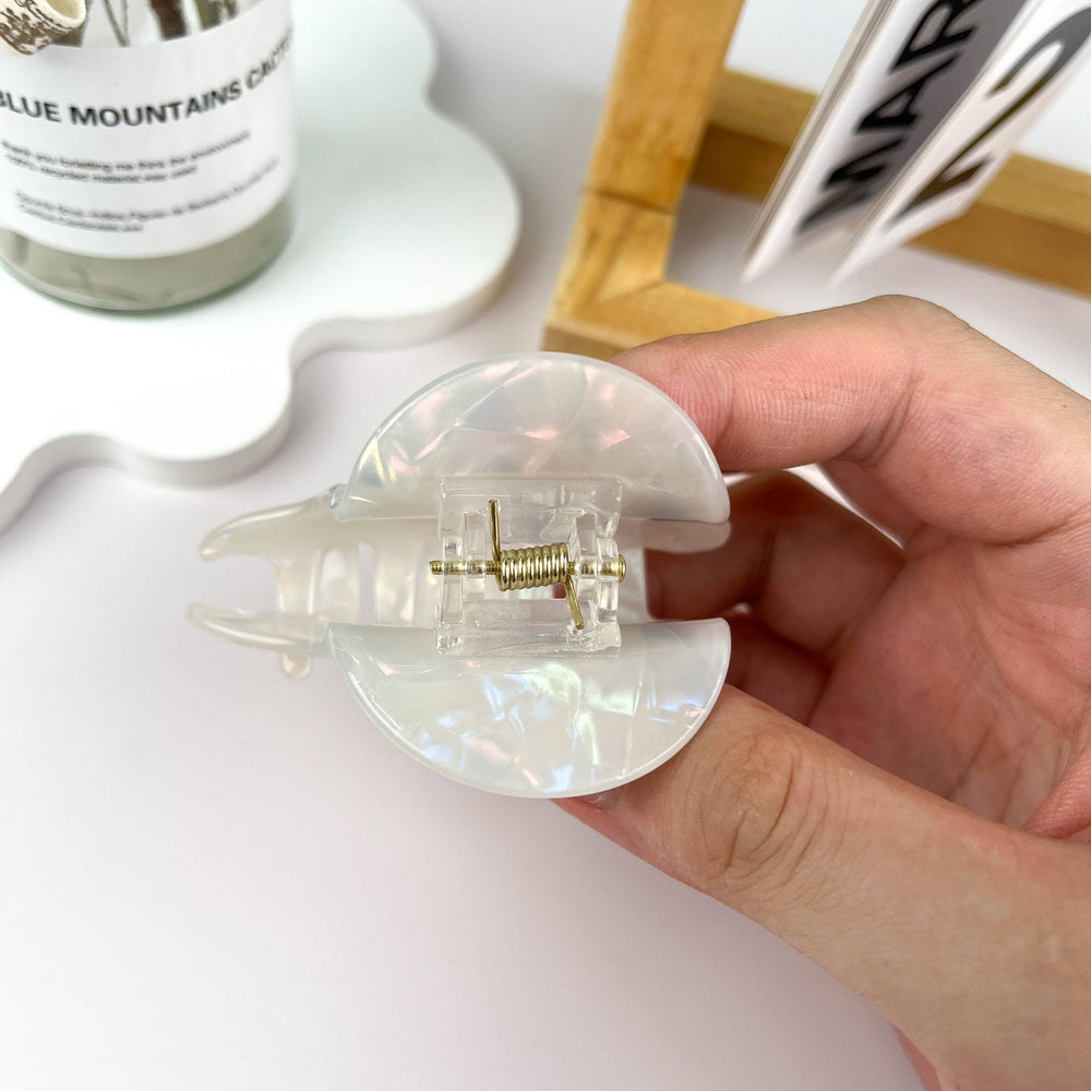 
                  
                    Pearly Ghosts Hair Claws
                  
                