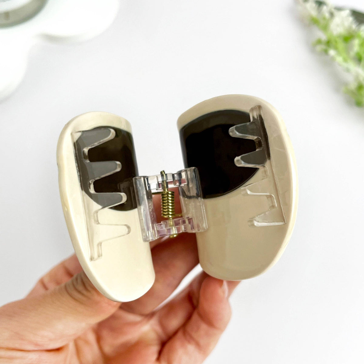 
                  
                    Latte Mug Hair Claw
                  
                