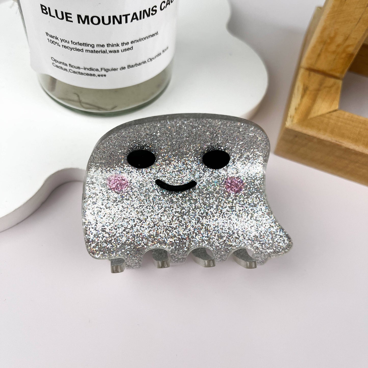 
                  
                    Pearly Ghosts Hair Claws
                  
                