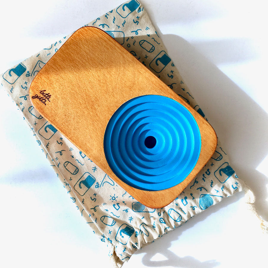 
                  
                    Wooden sound system in blue
                  
                